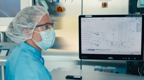 Employée travaillant dans un laboratoire