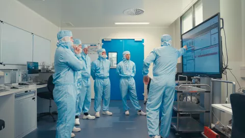 Équipe en combinaison de protection dans un laboratoire