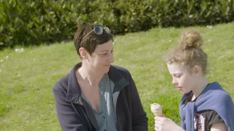 Enfant mangeant une glace