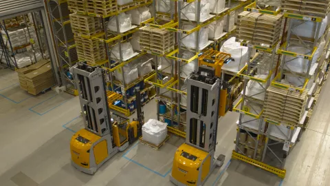 Élévateurs vus du haut entrain de déplacer des palettes
