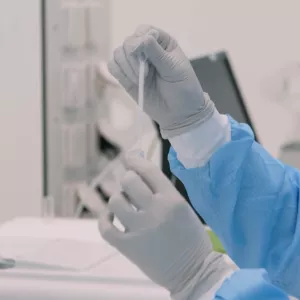 Mains d'un technicien de production