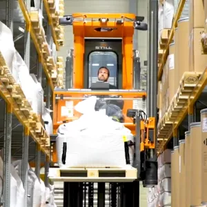Logisticien dans un élévateur